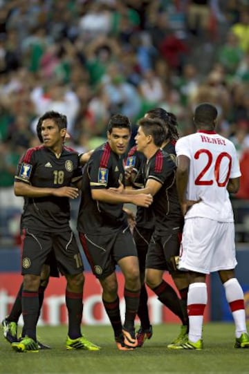 El primer gol de Jiménez con la Selección Mexicana se dio en la Copa Oro del 2013 en la fase de grupos ante Canadá.