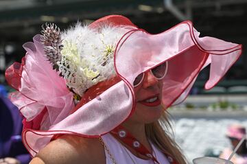  Aficionados a la hípica en el Churchill Downs de Kentucky durante la Kentucky Oaks.