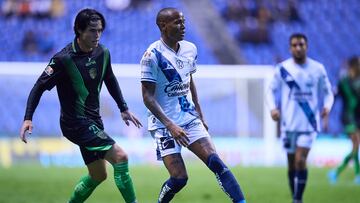 Diego Campillo (L) of Juarez fights for the ball with Luis Quinones (R) of Puebla during the 10th round match between Puebla and FC Juarez as part of the Liga BBVA MX, Torneo Apertura 2024 at Cuauhtemoc Stadium on September 27, 2024 in Puebla, Mexico.
