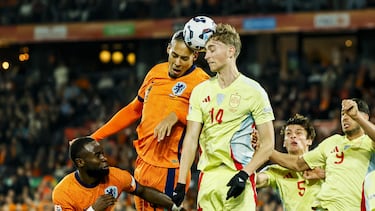 Rotterdam (Netherlands), 20/03/2025.- Virgil van Dijk of the Netherlands (L) in action against Dean Huijsen of Spain during the UEFA Nations League quarterfinal soccer match between the Netherlands and Spain, in Rotterdam, the Netherlands, 20 March 2025. (Países Bajos; Holanda, España) EFE/EPA/KOEN VAN WEEL