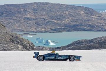 Lucas di Grassi conduce el spark renault srt01 sobre el hielo de Groenlandia.