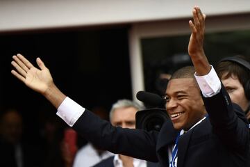 Paris Saint-Germain's new forward Kylian Mbappe (R) reacts following his presentation at the Parc des Princes stadium in Paris on September 6, 2017.