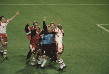 La selección danesa, que había sido llamada a última hora para disputar la cita por la expulsión de Yugoslavia, se proclamó campeona de la Eurocopa de Suecia. En su camino a la final, se enfrentó a Países Bajos en unas semifinales complejas ya que eran los actuales campeones. Con empate a dos en el tiempo reglamentario, los penaltis serían los jueces para encontrar un finalista. Peter Schmeichel, portero del Manchester United, detuvo el lanzamiento de Van Basten y Kim Christofte anotó el quinto para Dinamarca. En la final doblegaron a Alemania con un contundente dos a cero para levantar su primera Eurocopa.   