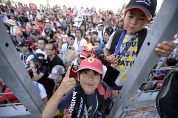 Los aficionados esperan el inicio de la ceremonia del podio.