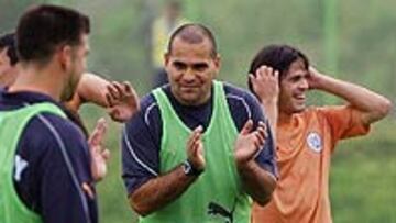 Chilavert aplaude a sus comapñeros durante el entrenamiento de Paraguay.