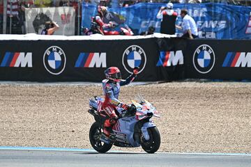 El piloto leridano celebra el segundo puesto con el público en Jerez. 