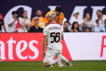 El jugador del Real Madrid, Lucas Vázquez, abraza al jugador del Milan, Alexis Saelemaekers.
