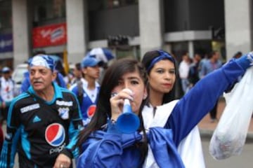 Las calles de Bogotá se pintan de azul y blanco