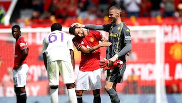 Soccer Football - Friendly - Manchester United v Fiorentina - Old Trafford, Manchester, Britain - August 9, 2025 Manchester United's Bruno Fernandes and Fiorentina's David de Gea Action Images via Reuters/Andrew Boyers