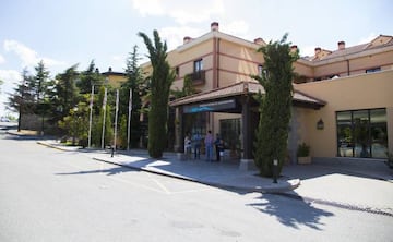 Entrada del hotel de concentración del Atlético en los últimos años en San Rafael, este verano vacío, sin afición en busca de autógrafos, selfies, echando de menos a Gabi, a Torres.