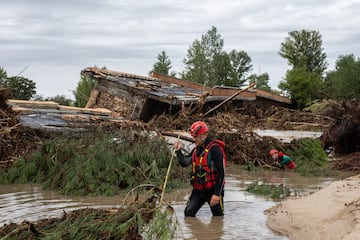 Un operario en el puente de la Pedrera, colapsado a causa de la DANA, en el municipio de Aldea del Fresno.