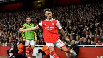 LONDON, ENGLAND - OCTOBER 06: Fabio Vieira of Arsenal controls the ball during the UEFA Europa League group A match between Arsenal FC and FK Bodo/Glimt at Emirates Stadium on October 6, 2022 in London, United Kingdom. (Photo by Vincent Mignott/DeFodi Images via Getty Images)