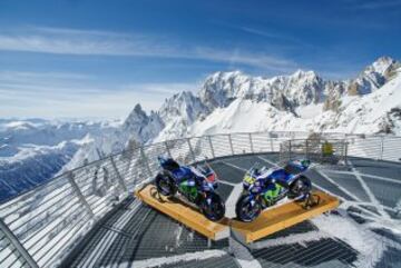 Sesi¨®n de fotos de la Yamaha YZR-M1s de Jorge Lorenzo y Valentino Rossi en Punta Helbronner con el Mont Blanc (4,810 m) de fondo.