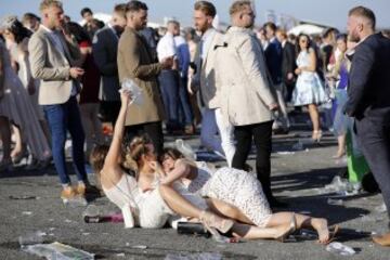 Grand National: Ladies' Day elegance from Aintree