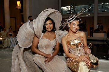 Mindy Kaling junto a Sabrina Harrison durante la MET Gala 2024.