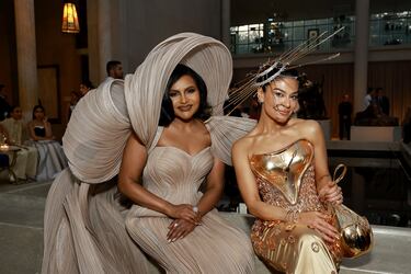 Mindy Kaling junto a Sabrina Harrison durante la MET Gala 2024.