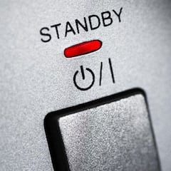 El dinero que nos cuesta dejar los dispositivos en 'stand by' y cómo apagar la luz roja