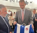 La Ponferradina ‘viste’ a Felipe VI de blanquiazul