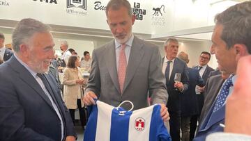 El Rey Felipe VI departi&oacute; con el presidente de la Ponferradina.