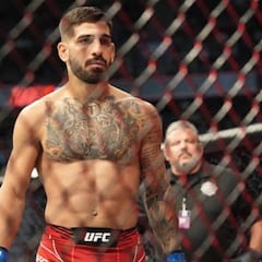 Who is the favorite to win in the Josh Emmett vs Ilia Topuria UFC fight?