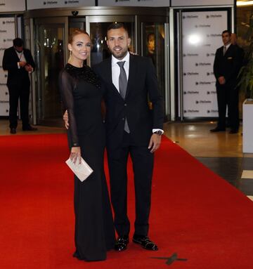 Jordi Alba y su pareja.