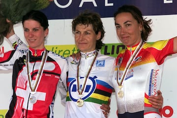 La francesa Jeannie Longo, nacida el 31 de octubre de 1958, sac¨® medallas en los Mundiales durante dos d¨¦cadas, de 1981 a 2001. Ostenta el tope de m¨¢s metales, con 14: cinco oros, dos platas y un bronce en fondo, y cuatro oros, una plata y un bronce en contrarreloj. Alcanz¨® 38 plusmarcas mundiales, incluidos cuatro r¨¦cords de la hora, y fue exculpada por saltarse tres controles antidopaje por la Federaci¨®n Francesa e investigada por presunto consumo de EPO. A su marido, Patrice Ciprelli, le condenaron a un a?o de prisi¨®n por importar ese producto.