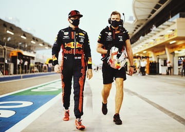 Max Verstappen llegando al Circuito Internacional de Baréin para disputar el Gran Premio de Bahréin. 