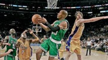 <b>PURO TALENTO. </b>Los Celtics desbordaron a los Lakers en la segunda parte. Ray Allen anotó una gran canasta tras dos rectificados con los que evitó la defensa de Gasol y Odom.
