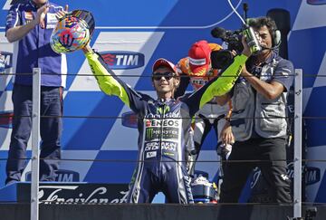 Valentino Rossi, junto con Jorge Lorenzo, son los dos pilotos con más victorias, acumulan un total de 3.