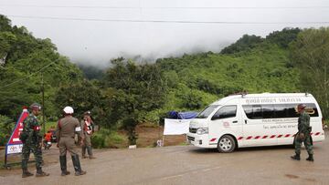 RUN843. Chiang Rai (Thailand), 09/07/2018.- Thai police officers and soldiers secure the area as an ambulance drives in for standby during the rescue operation to evacuate 12 boys of a child soccer team and their assistant coach at Tham Luang cave in Khun