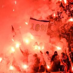 El fondo de los hinchas del Marsella se llenó de bengalas