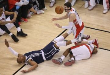 Caron Butler cae copn Kyle Lowry y Nando De Colo.