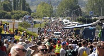 Una gran multitud se acercó al inicio de la etapa en Livarot.