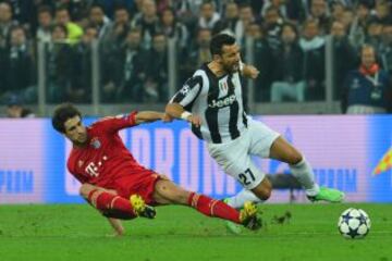 Javi Mart&iacute;nez roba el bal&oacute;n a Quagliarella desde el suelo.