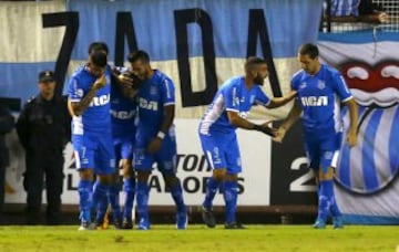 Racing ganó 4-2 y sigue líder con 8 puntos.