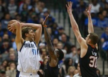 Dirk Nowitzki ante Eric Bledsoe y Jon Leuer.