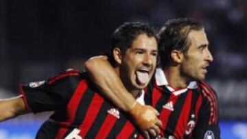 Pato, Ronaldinho y Seedorf son, por este orden, de menor a mayor distancia de la portería rival, los tres jugadores que el primer ministro italiano y propietario del Milán, Silvio Berlusconi, quiere en su delantera para el derbi del próximo fin de semana ante el Inter