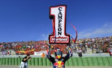 Corrió con la Derbi RSA 125. Ganó su primer mundial en 125cc el 7 de noviembre en el Gran Premio de Valencia. En la imagen, Márquez celebra el título ante las gradas del circuito de Cheste. 
