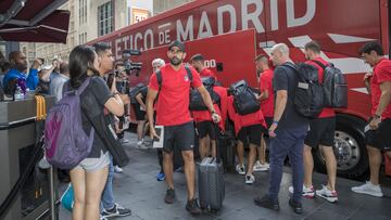 Diego Costa y el resto de la expedici¨®n atl¨¦tica a su llegada al hotel en Dallas.