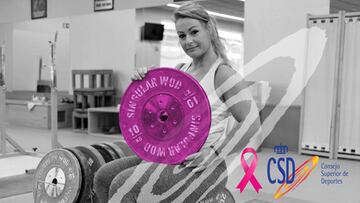 Lydia Valentín posa con una pesa rosa para mandar fuerza a todas las mujeres luchadoras en el Día Mundial contra el cáncer de mama.