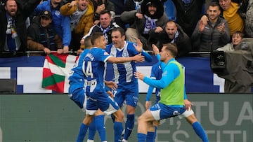 VITORIA, 14/05/2025.- Los jugadores del Alavés celebran el primer gol del equipo anotado por Joan Jordán durante el partido de la jornada 36 de LaLiga EA Sports que Deportivo Alavés y Valencia CF disputan este miércoles en el estadio de Mendizorrotza, en Vitoria. EFE/Adrián Ruiz Hierro