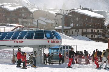 La estaci¨®n se encuentra en pleno coraz¨®n de los Alpes a unos kil¨®metros de la frontera con Italia, en el extremo del Parque nacional de la Vanoise, una de las zonas esquiables m¨¢s famosas de Europa. Cuenta con un gran n¨²mero de telesillas y ca?ones de nieve artificial adem¨¢s de un par de pistas para practicar esqu¨ª extremo.