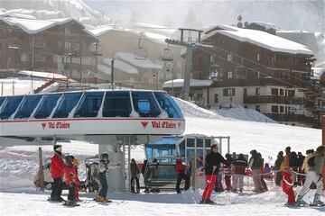 La estación se encuentra en pleno corazón de los Alpes a unos kilómetros de la frontera con Italia, en el extremo del Parque nacional de la Vanoise, una de las zonas esquiables más famosas de Europa. Cuenta con un gran número de telesillas y cañones de nieve artificial además de un par de pistas para practicar esquí extremo.