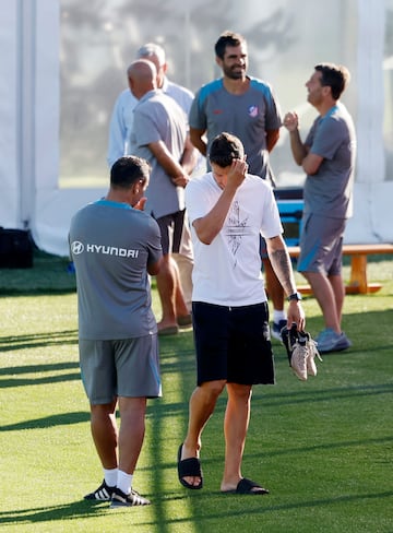 Saúl, ya visiblemente emocionado, se seca las lágrimas tras despedirse de Gustavo López, entrenador de tácticas del equipo dirigido por Diego Pablo Simeone. 