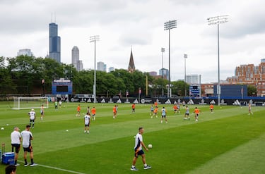 Aficionados del Real Madrid en la puerta de las instalaciones de la Universidad de Illinois en Chicago.