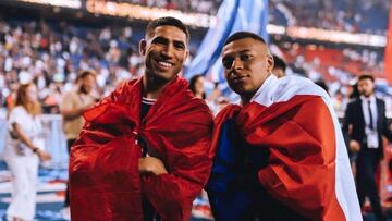 Achraf y Mbapp&eacute; posan durante la celebraci&oacute;n del PSG