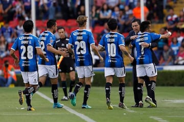 Los jugadores de Querétaro celebran el gol de la ventaja en la victoria 2-1 ante Puebla en la jornada 13 del Clausura 2018.