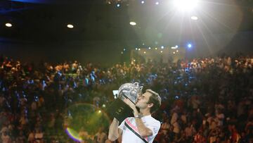 El suizo Roger Federer besa su trofeo tras ganar la final masculina contra el croata Marin Cilic en el torneo de tenis de Grand Slam Abierto de Australia en Melbourne, Australia, el 28 de enero de 2018.