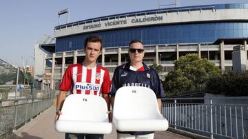 Álex Peinado y su padre, Ángel, muestran a As sus asientos del Calderón.