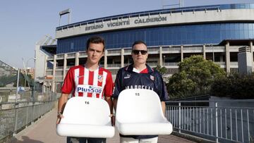 &Aacute;lex Peinado y su padre, &Aacute;ngel, muestran a As sus asientos del Calder&oacute;n. 
 